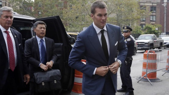 New England Patriots quarterback Tom Brady arrives at Federal court in New York,  Monday, Aug. 31, 2015. Even as negotiations aimed at settling "Deflategate" drag on, lawyers are seeking every legal advantage in a quest to win over a federal judge. Repeating arguments they made at a hearing last week, lawyers are sending Judge Richard Berman letters reminding him of their legal positions. (AP Photo/Richard Drew)